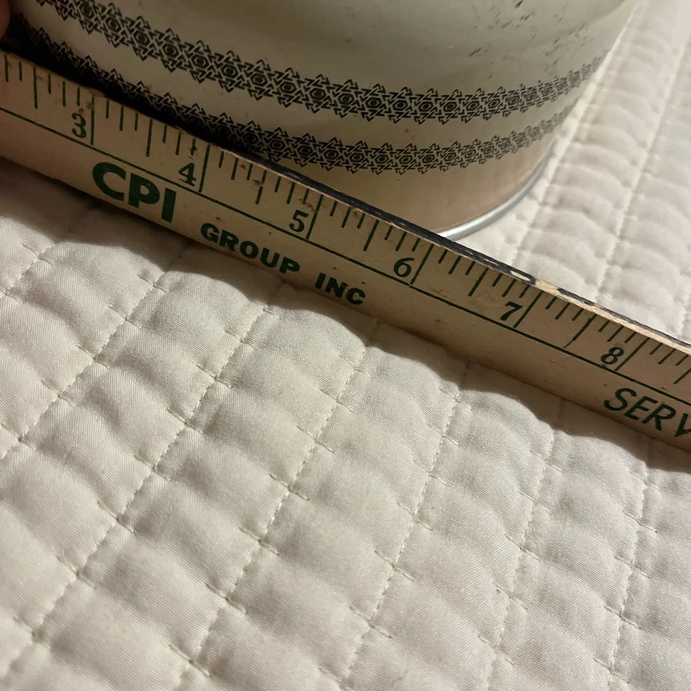 un branded elegant cream